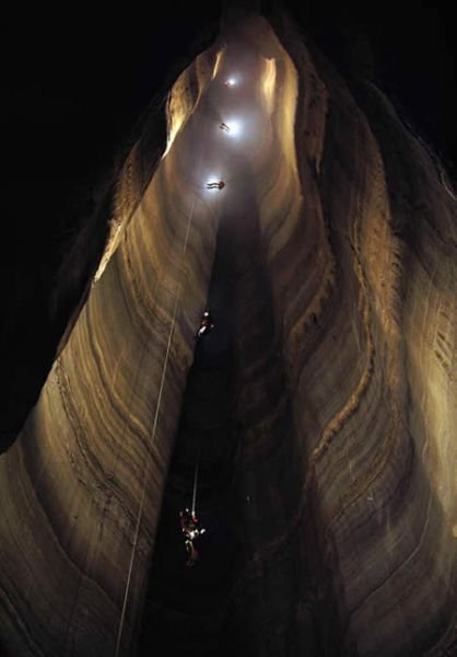Sekelompok ilmuan,melakukan ekspedisi didalam perut bumi,tempat ditemukannya sebuah lubang misterius. Lubang gua terdalam dikenal di Amerika Serikat, Fantastic Pit di Ellison Georgia Gua turun 586 kaki atau 179 meter lurus ke bawah